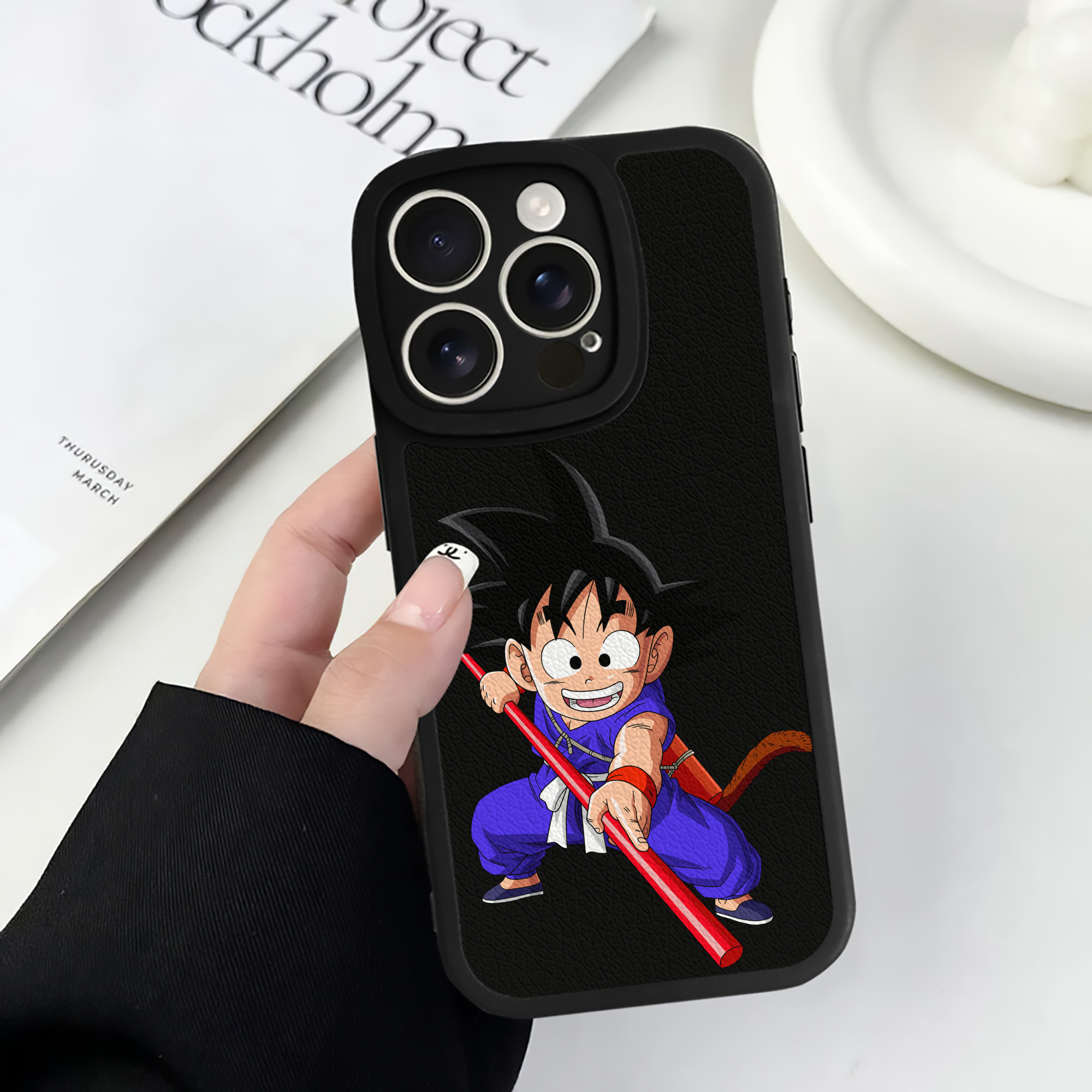 （画像用） ドラゴンボール 孫悟空（そん ごくう）Son Goku カカロット DRAGON BALL Kakarotto 【iPhone 16シリーズ対応】シリコンスマホケース（レザー調） 材質：シリコン